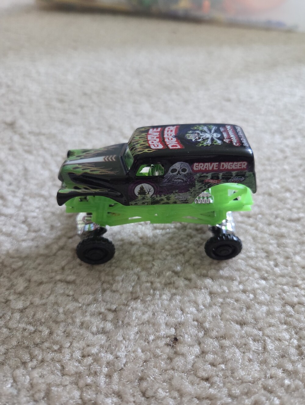Monster Jam Grave Digger: 4 Time Champion 2019 Silver Chrome - Glow In The Dark - Picture 6 of 16